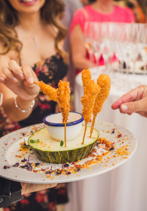 Plato de comida en el banquete de boda en Cantabria en Palacio de los Acevedo