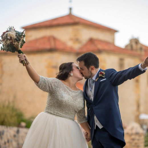 Kissing bride and groom celebrating their wedding in Cantabria at Palacio de los Acevedo