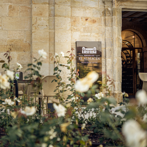 Entrance of the restaurant El Almacén in Hoznayo