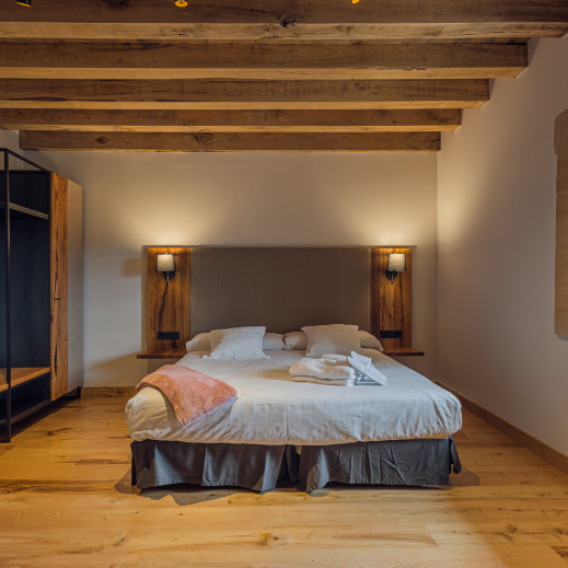 Double bed in one of the rooms at Palacio de los Acevedo