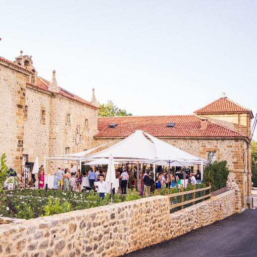 Guests on the terrace during a wedding at Palacio de los Acevedo