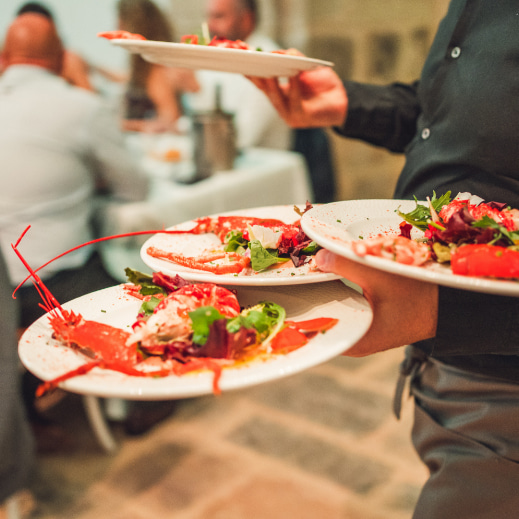 Waiter with dishes at El Almacén restaurant