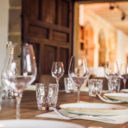 Mesa de comedor con copas del restaurante El Almacén