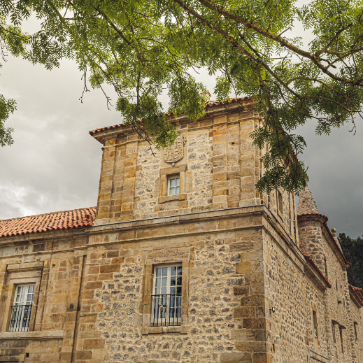 Exteriores del palacio de día en Hoznayo