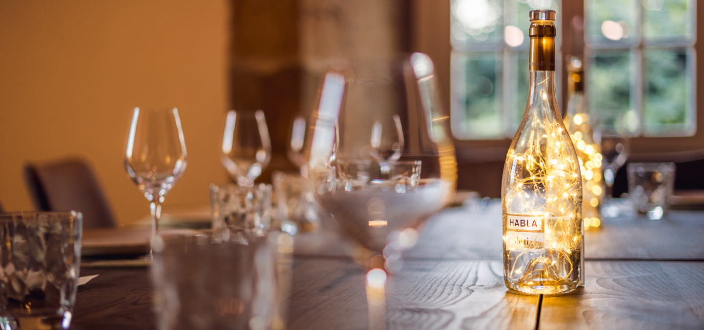 Copas, vasos y botellas de bebidas alcohólicas encima de una mesa del comedor