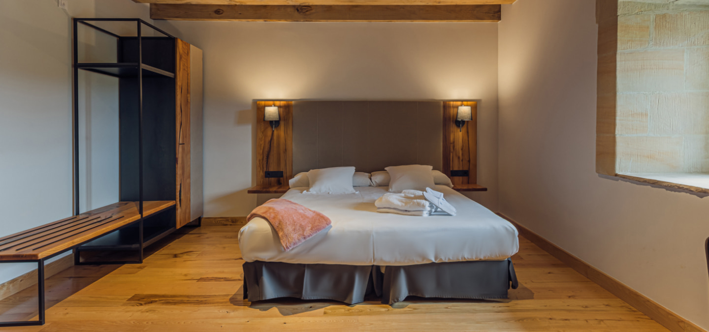 Bed in one of the double rooms of the Palacio de los Acevedo Hotel