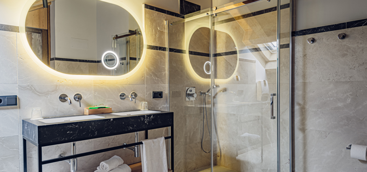 Enlarged image of the bathroom mirror and shower in the bedroom bathroom