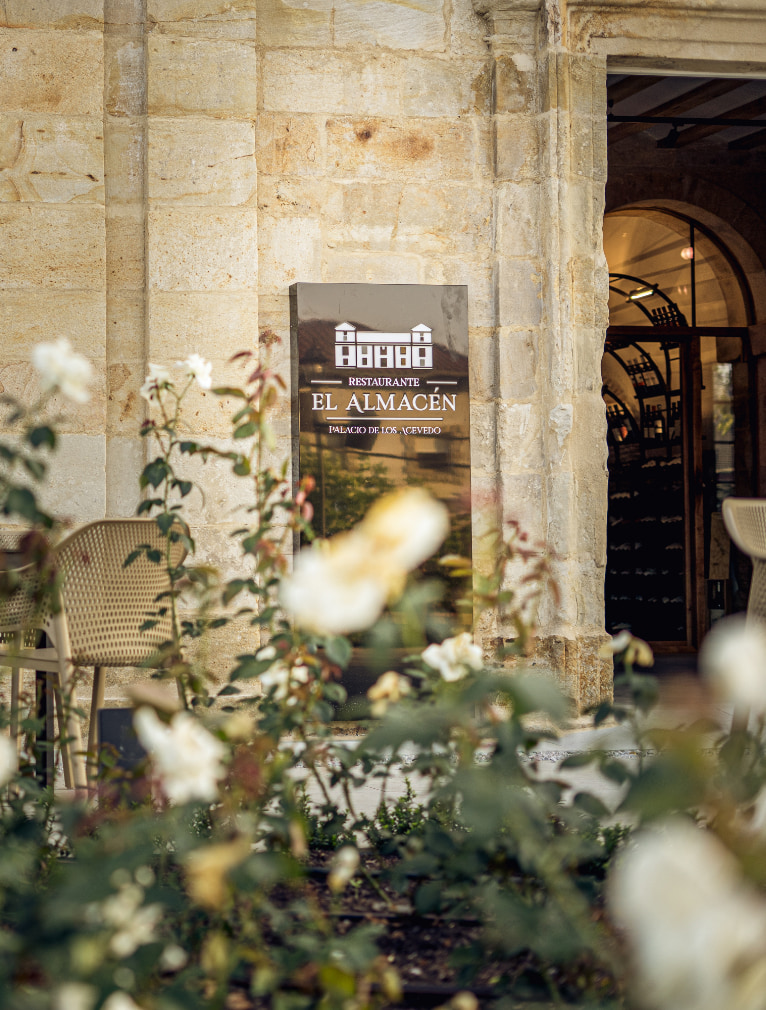 Entrance to El Almacén restaurant in the Palacio de los Acevedo 